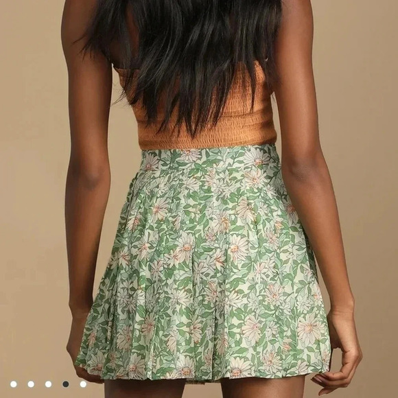 Lulu's "Count the Petals" Green Floral Print Pleated Mini Skirt - Picture 3 of 6